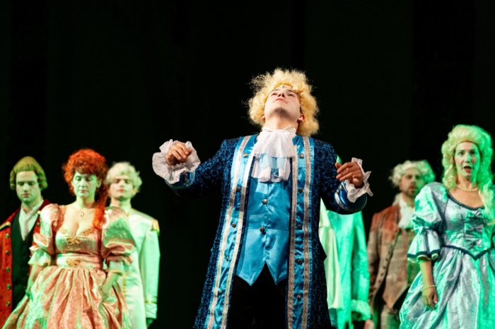 Спектакълът „Амадеус“ на великотърновския театър украси корицата на „Музикални хоризонти“