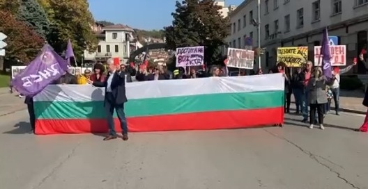 На протест във Велико Търново КНСБ вдигна червен картон на ниските доходи