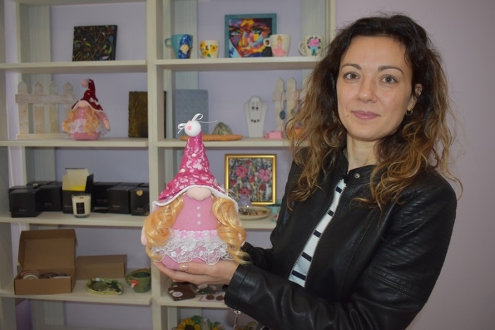 Искра Стефанова от Горна Оряховица събира в ателието си артистичния талант на България