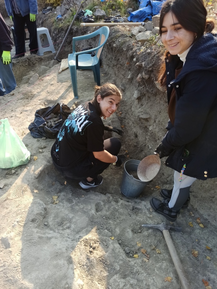 Ученици от ПЕГ „Проф. д-р Асен Златаров“ се включиха в археологическата школа „Ряховец 2022“