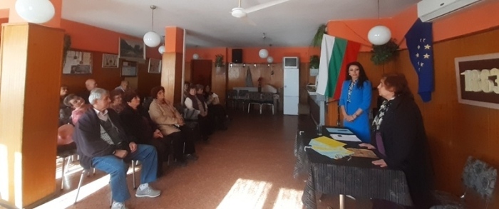 Д-р Станислава Стоянова беседва с възрастни хора за ролята на будителите за развитието на България