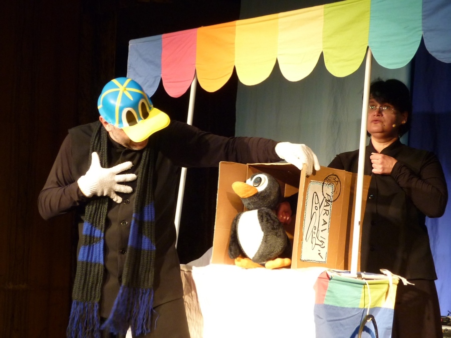 Пингвинчето Фраки опознава света на сцената на Театър ВЕСЕЛ
