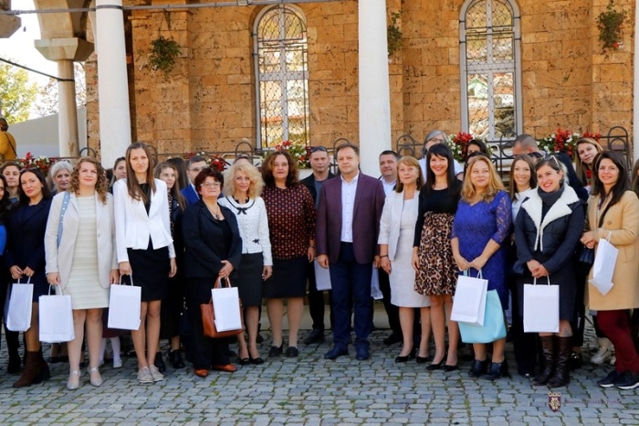 Във Велико Търново наградиха близо 100 млади учители в Деня на народните будители
