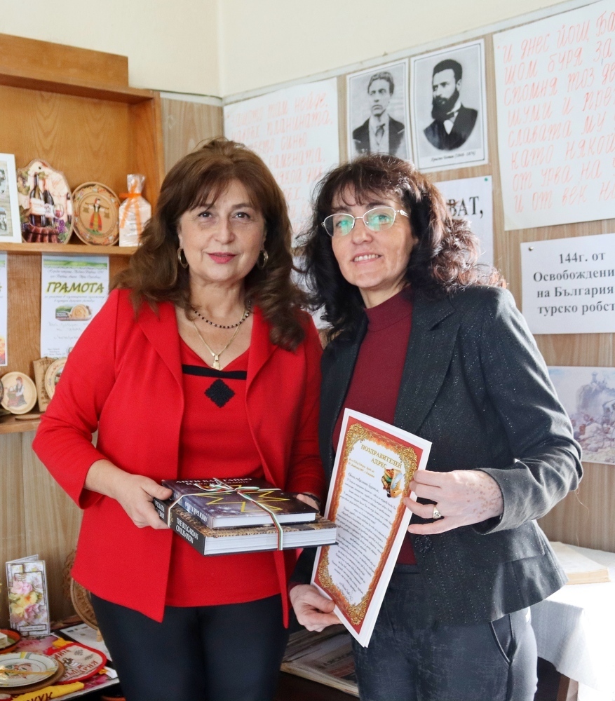 Кметът на Лясковец с подаръци за училища и читалища