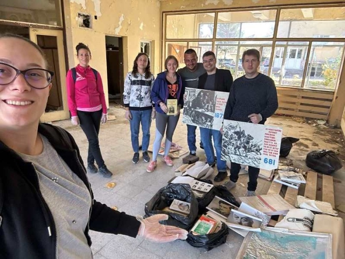 Млади социалисти спасяват историята на унищожената Гимназия по машиностроене в Дебелец