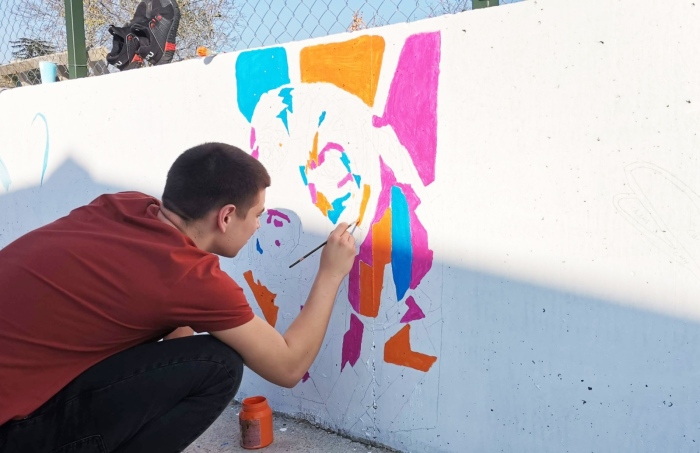 Десетокласници рисуват стенопис в приюта за бездомни кучета в Павликени
