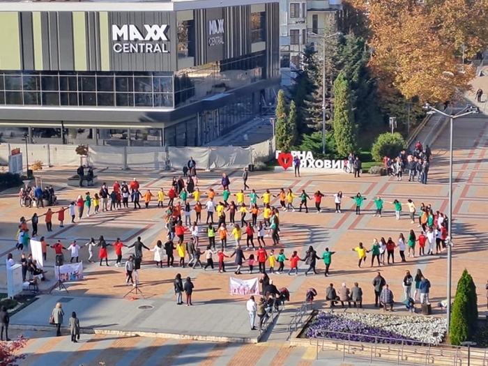 С танц на „Макарена” и българско хоро на площада в Горна Оряховица ученици и учители на СУ „Вичо Грънчаров” призоваха към толерантност