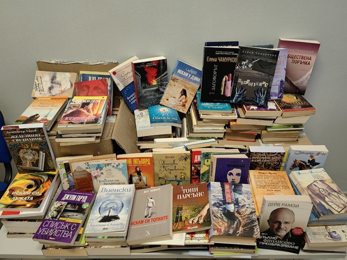 Служители от ТД на НАП Велико Търново дариха книги на белодробната болница