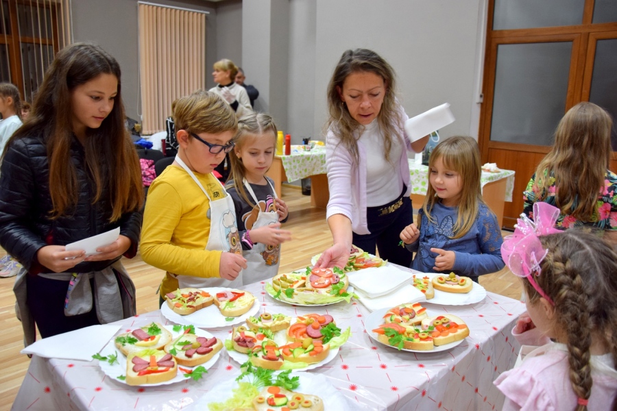 В Елена кулинарно състезание предизвика малки майстори и техните майки