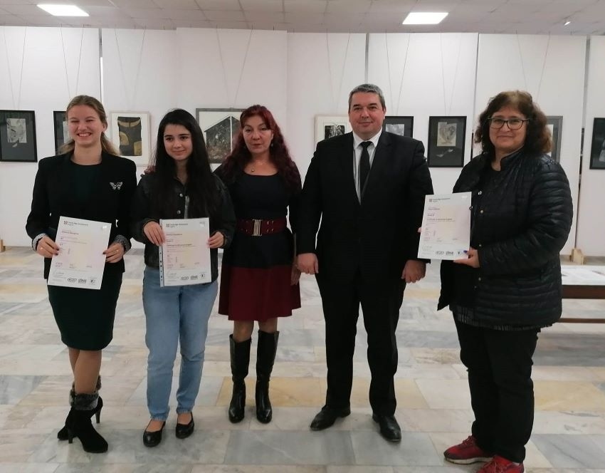 Три възпитанички на Училища Европа в Горна Оряховица получиха сертификати на Университета Кеймбридж