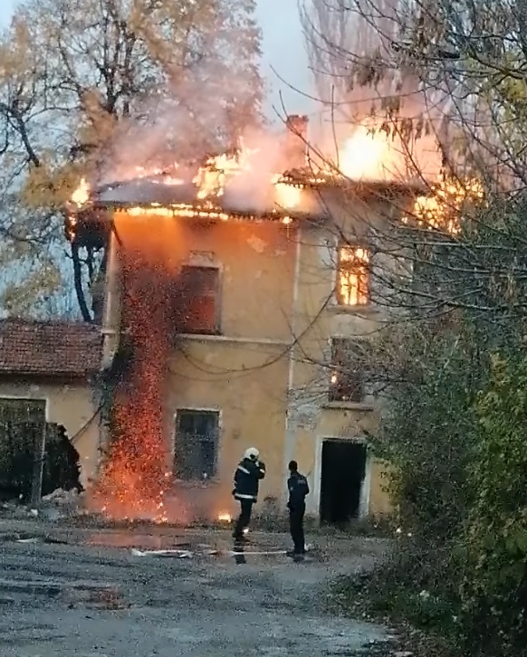 Цяла нощ гасиха Гарата и старото училище в Лясковец