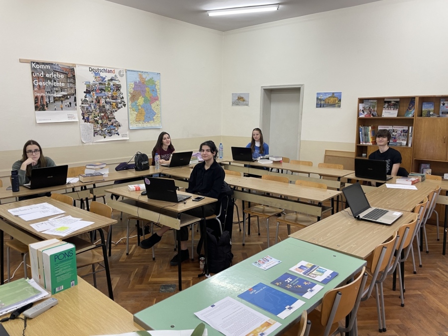 Ученици от Езиковата във Велико Търново участваха в конкурс за превод на Европейската комисия