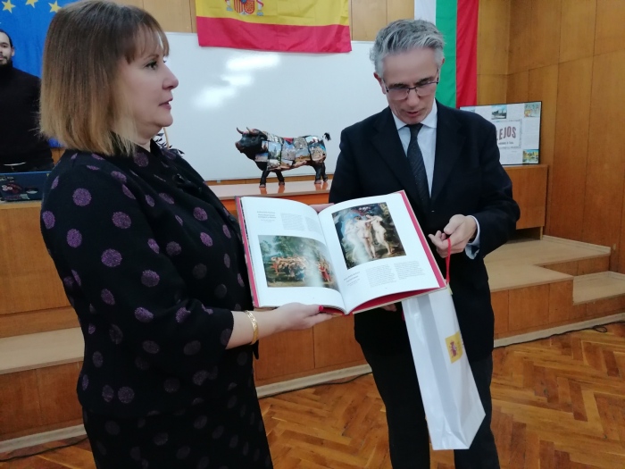 Съветникът по въпросите на образованието в испанското посолство бе гост на Езиковата гимназия във Велико Търново