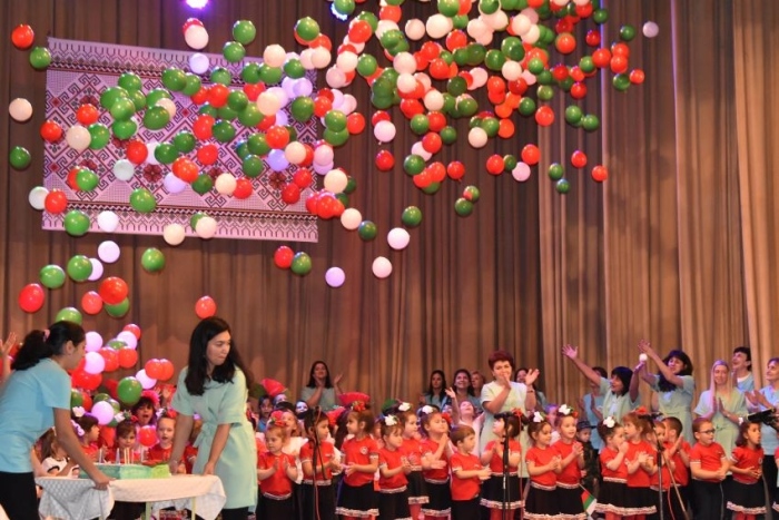 Урок по българщина и човечност направиха от празника си ДГ „Елена Грънчарова“ и филиалът „Детски свят“