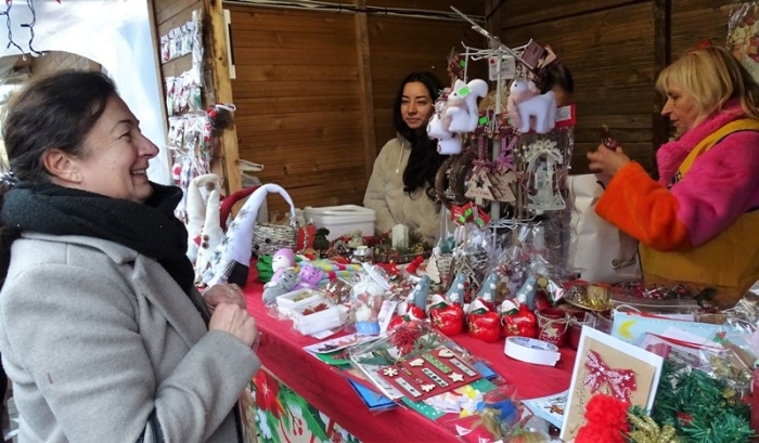 Къщичката „Ние можем“ представя на Коледния базар сръчността на самодейци от социалните услуги във Велико Търново