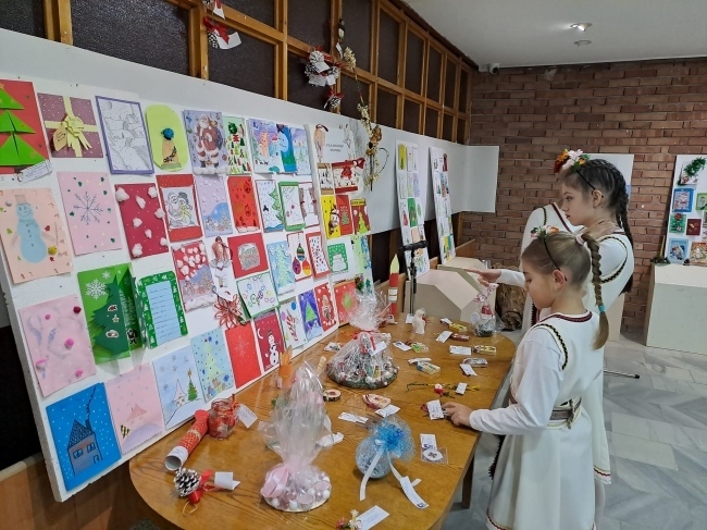 Близо 450 коледни картички и сурвакници подредиха в изложба децата от община Горна Оряховица