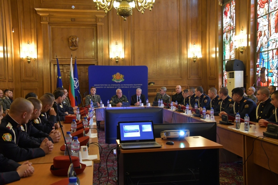 Курсанти от НВУ „Васил Левски“ бяха в Народното събрание и Министерството на отбраната