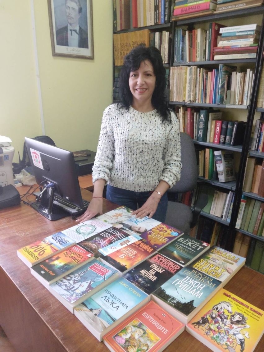 Библиотеката в Долна Оряховица получи коледен подарък от верен читател