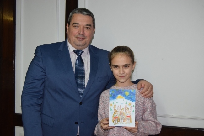 11-годишната Гергана Йосифова от Първомайци създаде картичка, с която Община Горна Оряховица поздравява институции и партньори