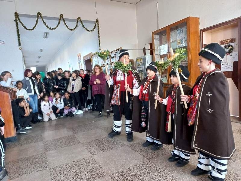 В ОУ „Св. Паисий Хилендарски“ в Горна Оряховица коледари наричаха за здраве