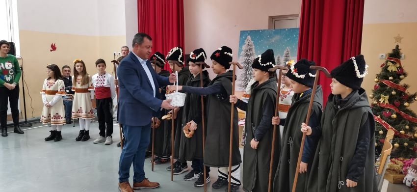 Кметът на община Павликени инж. Емануил Манолов раздаде коледни подаръци на децата от приемната грижа