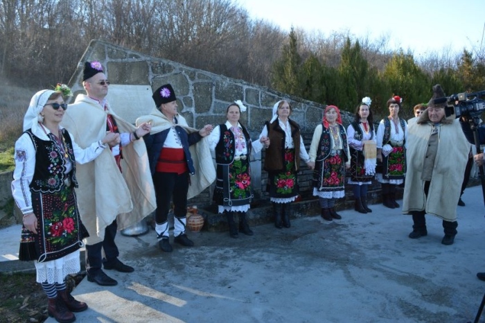 На Иванови влачуги в  Караисен окъпаха младоженци за здраве