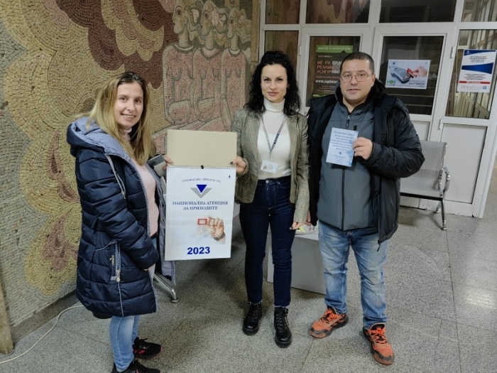 Семейство Иванови първи подадоха декларации в НАП във Велико Търново в първия ден от данъчната кампания