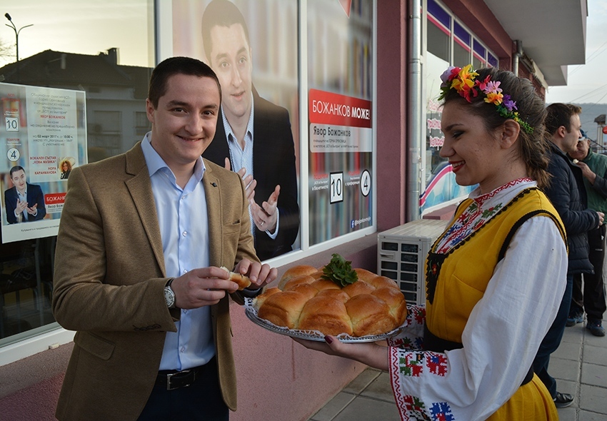 БСП махна Явор Божанков и от секретар на Народното събрание, той пък накара бившите си другари в Горна Оряховица да си търсят нов офис