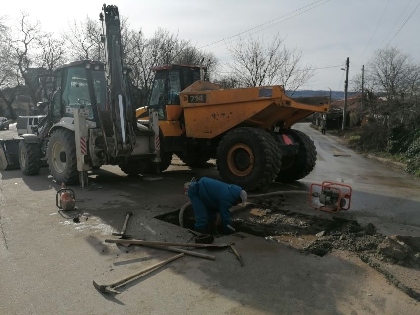 Счупен кран е причина за безводието в квартала край дерето в Горна Оряховица, започна подмяната му