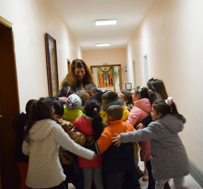 Първокласници раздаваха прегръдки в сградата на Община Елена
