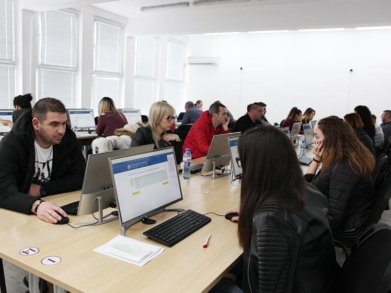 Кандидат-магистри подадоха документи още в първите минути от старта на онлайн кампанията в Свищовската академия