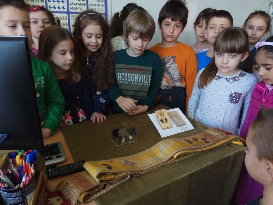 „Музей в куфар“ с уроци за Левски в училищата и детските градини на Велико Търново