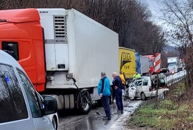 Пътят Велико Търново – Русе е затворен заради катастрофа край Самоводене, има загинал