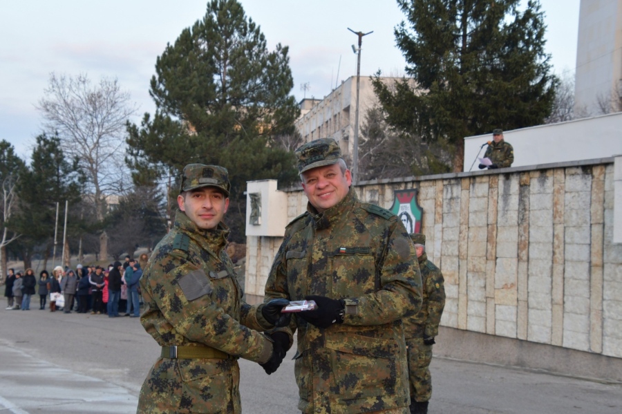 Военнослужещи бяха повишени в звание и получиха награди