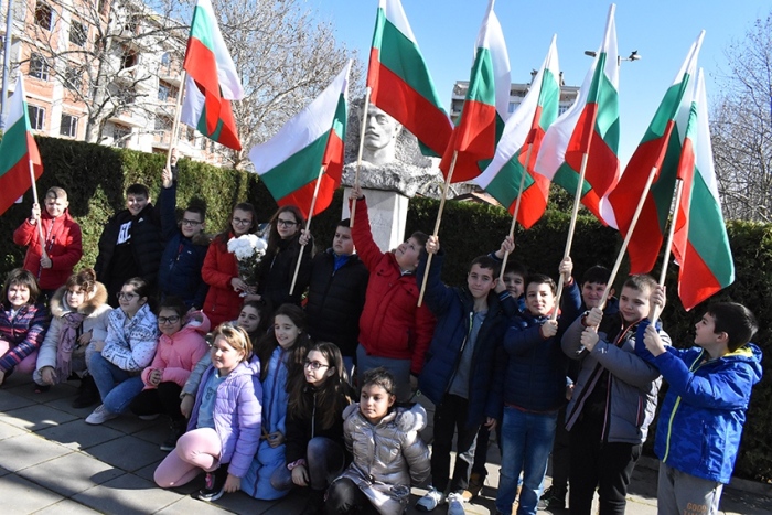 Децата на Горна Оряховица покриха паметника на Левски с цветя