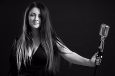 Гласът на България Стелияна Христова тръгна на клубно турне
