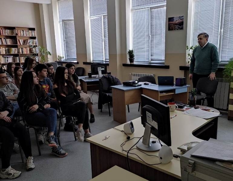 Метеорологът Петър Станков гостува на десетокласници в СУ „Георги Измирлиев“