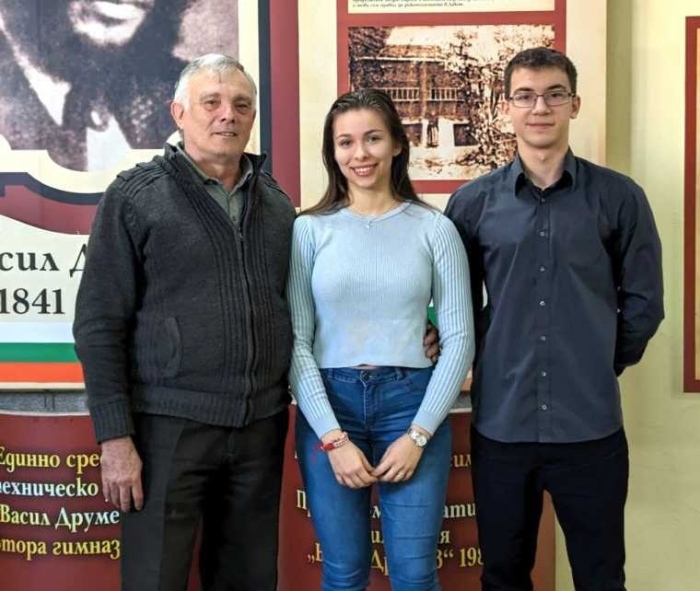Ученици от ПМГ „Васил Друмев“ ще представят България на международни състезания в Румъния и Пакистан