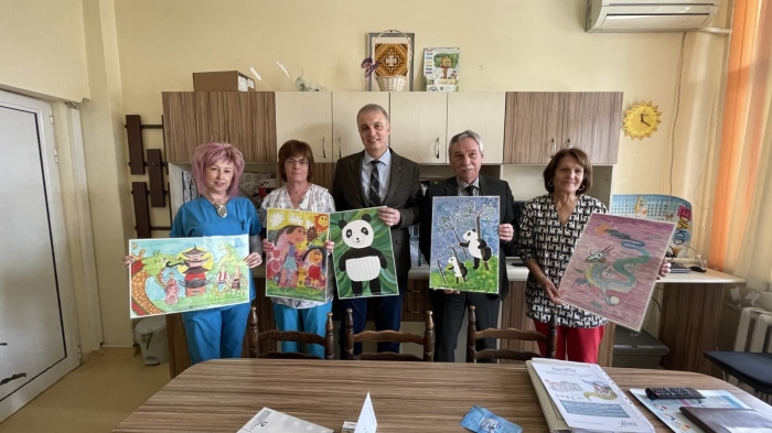 Великотърновският университет дари картини за детското отделение на търновската болница