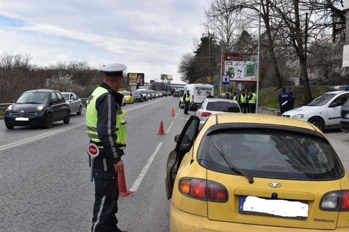 Специализирана полицейска операция срещу търговия с гласове и битовата престъпност провеждат във Велико Търново