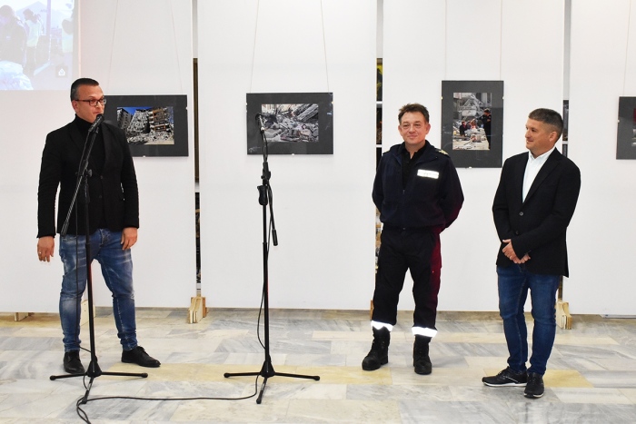 40 кадъра от Апокалипсиса в Турция представя изложба на спасител и журналист в Галерията в Горна Оряховица