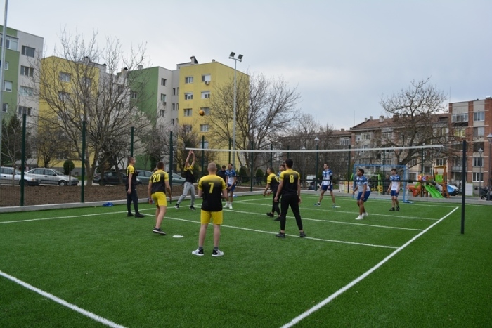 Нови спортна и детска площадка оживиха междублоково пространство в Павликени