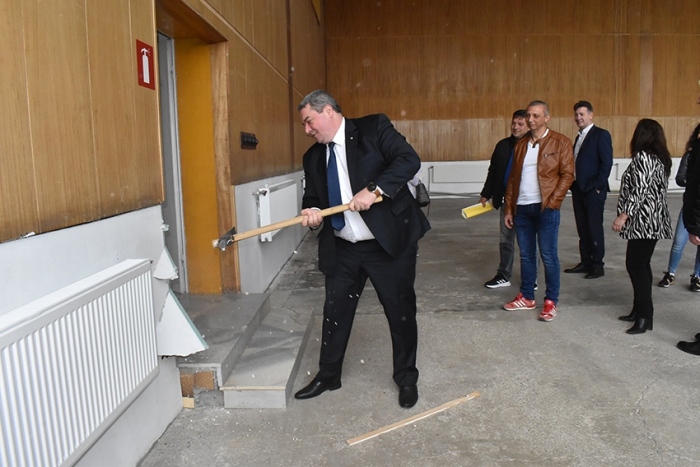 Започна ремонтът на залата по акробатика в Горна Оряховица