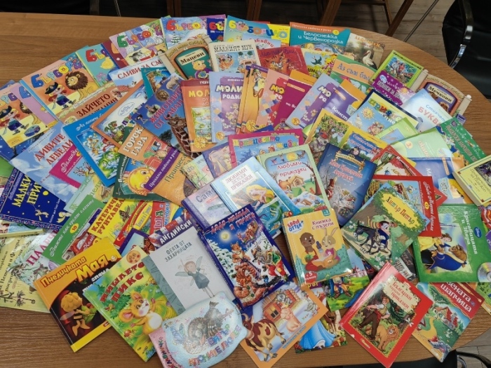 Данъчни дариха детски книги на отделението по педиатрия във великотърновската болница