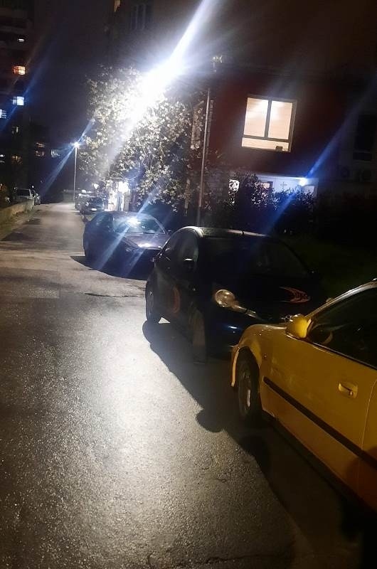„Мерцедес“ удари паркирани коли във Велико Търново, шофьорът е задържан