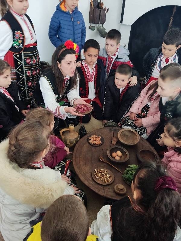 В Михалци боядисваха яйца, както са го правели бабите ни