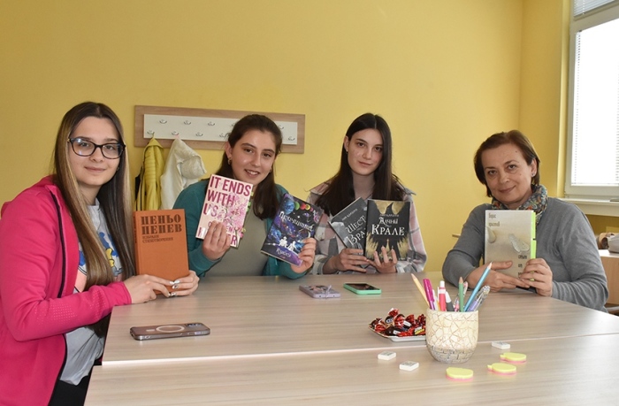 Десетокласничка от ПГЕЕ покани съученици и учители на читателска седянка