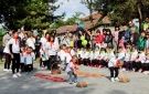 Със спортен празник „Весел старт“ деца и учители откриха обновените площадки в лясковската детска градина „Пчелица“