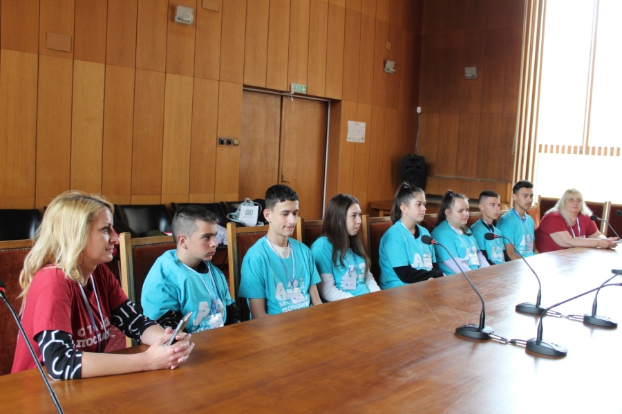 Ученици от СУ „Вичо Грънчаров“ гостуваха в Областна администрация
