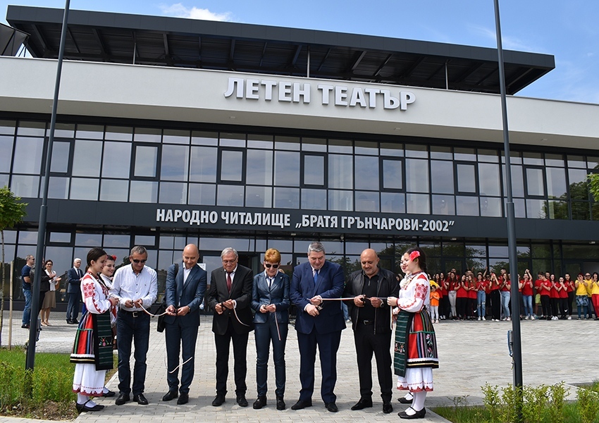 След церемонията по откриване председателят на НЧ „Братя Грънчарови” Иван Иванов получи ключовете за обновения Летен театър